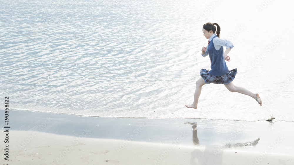 女子高生 波打ち際 走る Stock 写真 Adobe Stock