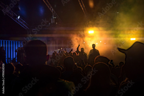 Obraz na płótnie Big music festival party, view of the stage from the audience w salonie