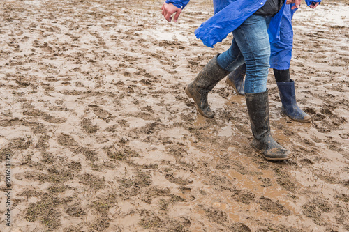Obraz na płótnie In rubber boots on dirt, at the festival w salonie