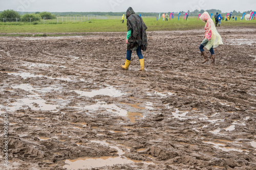 Obraz na płótnie In rubber boots on dirt, at the festival w salonie