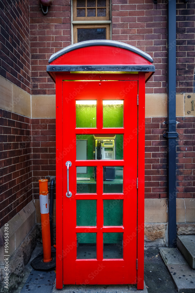 Obraz premium Vintage UK red phone booth