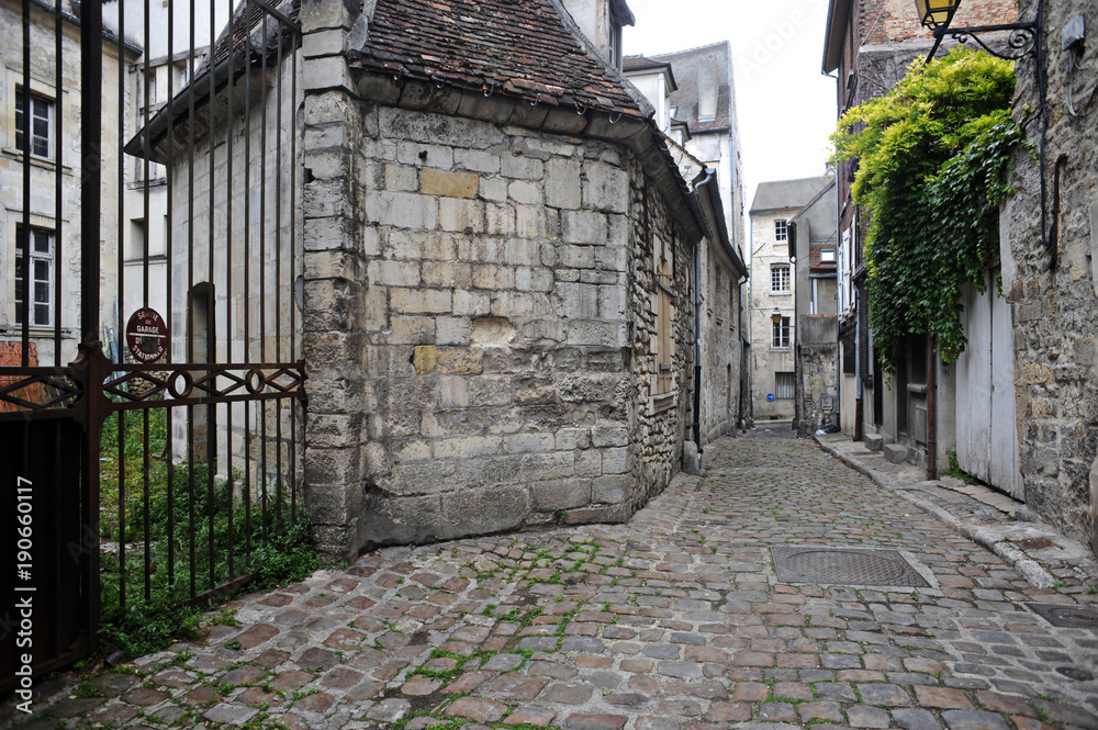 Fototapeta premium historische Gasse in Senlis (Frankreich)