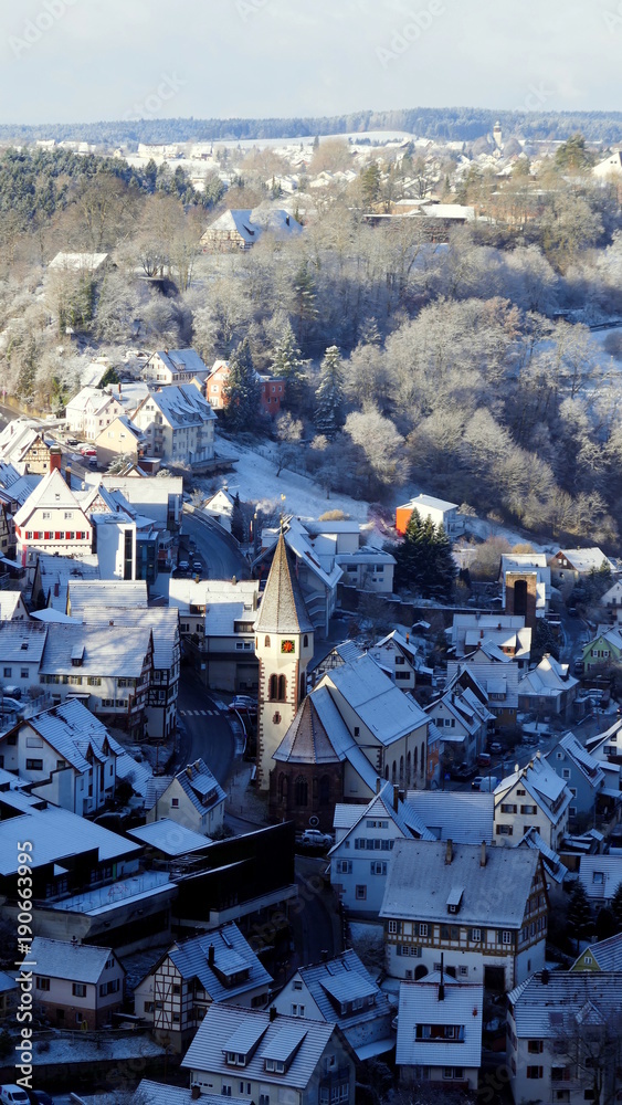 Fototapeta premium Wildberger Stadtansicht von oben bei Neuschnee im Schwarzwald