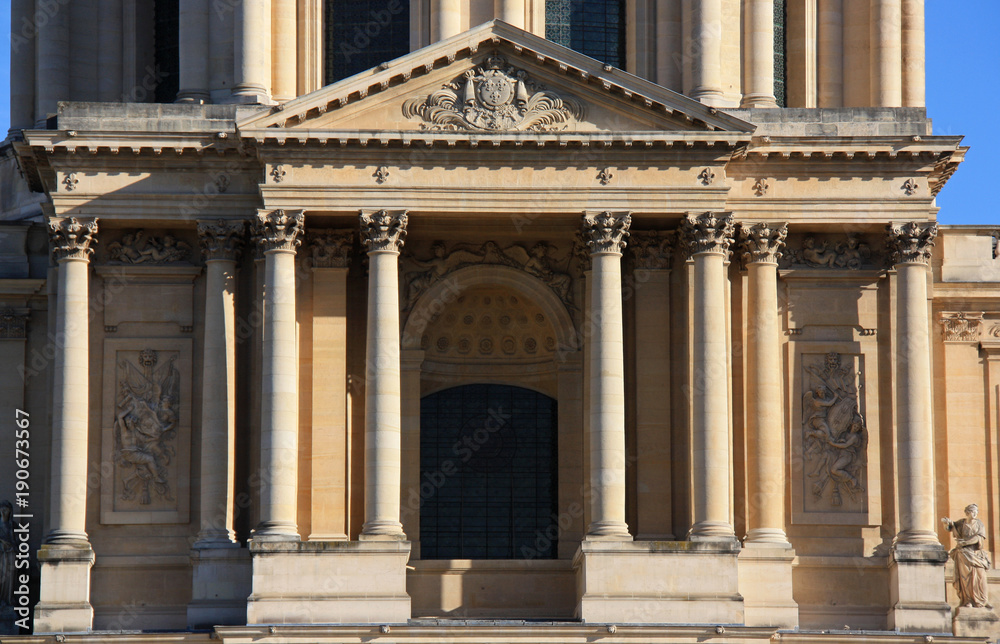 Façade à colonnes dans l'église des Invalides à Paris, France