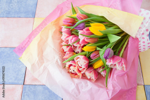 Fototapeta Naklejka Na Ścianę i Meble -  Bunte Tulpen in Seidenpapier