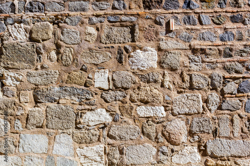 Steinmauer aus großen Steinen, alter Baustil.