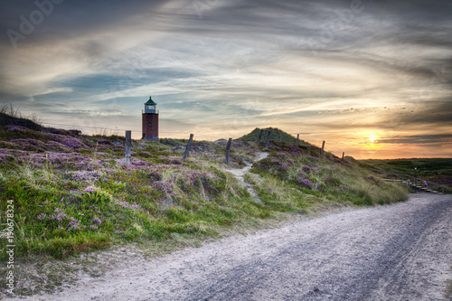 Quermarkenfeuer roter Sand bei Sonnenuntergang, HDR
