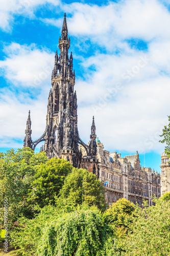 Aufnahme des Scott Denkmals in Edinburgh aus Richtung Waverley Bridge fotografiert tagsüber bei Sonnenschein und leichter bewölkung im September 2014 photo