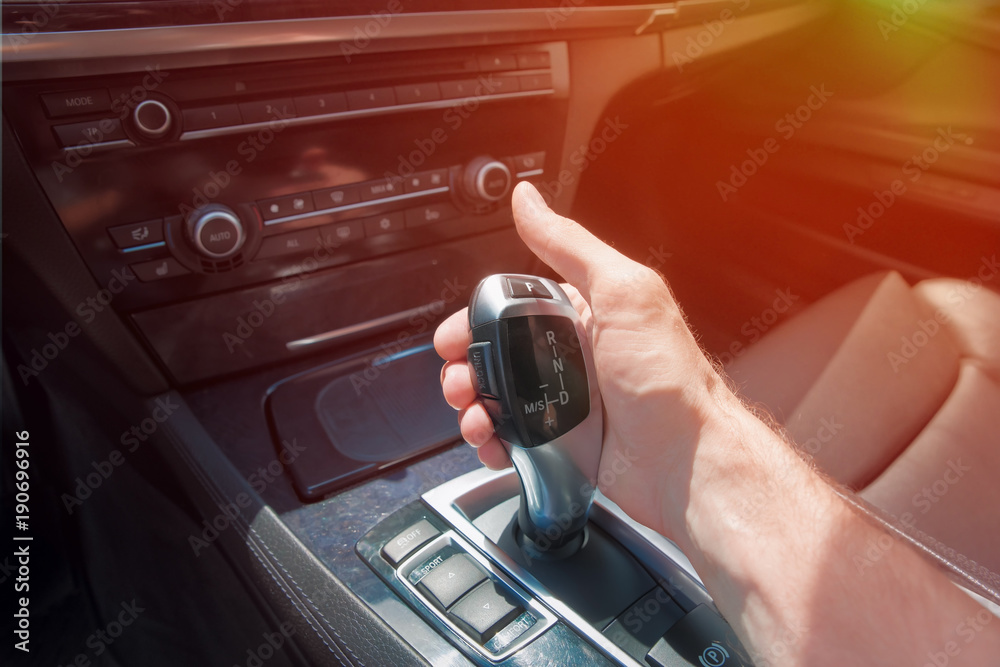 Foto man's hand on an automatic gearbox
