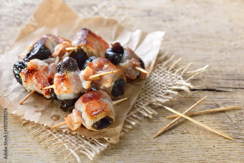 Leckere spanische Tapas: Getrocknete Pflaumen in Speck gerollt und gebraten – Delicious Spanish tapas:  Fried prunes wrapped in bacon