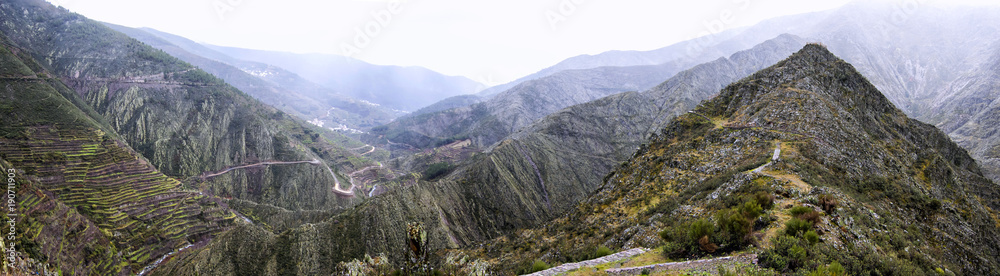 Fototapeta premium paisaje de Las Hurdes, Cáceres - España. Fotografía panorámica de las montañas de Las Hurdes