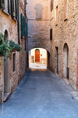 Fototapeta Naklejka Na Ścianę i Meble -  Charming little tight narrow streets of Volterra  town
