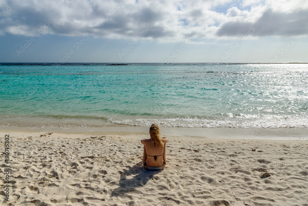 Woman relax in front of the Caribbean Sea in Aruba