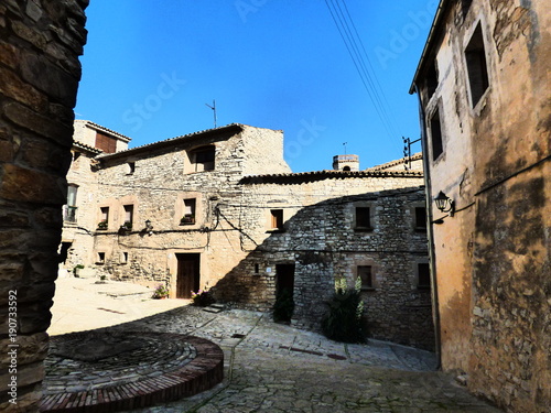 Montfalcó Murallar /Montfalcó Murallat, villa amurallada en Lleida (España) del municipio de Olujas /Les Oluges en la comarca de la Segarra en Cataluña