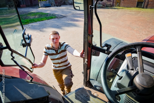Landwirtschaft - Junglandwirt besteigt seinen Traktor