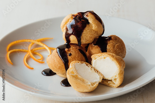 Photos profiteroles with chocolate glaze