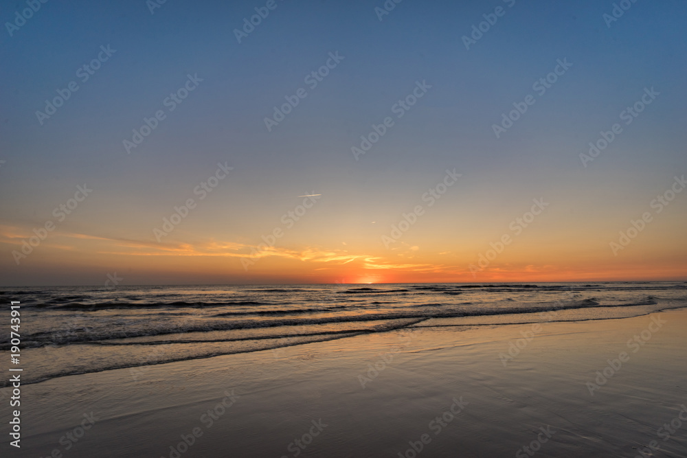 Strandurlaub - malerischer Sonnenuntergang zur blauen Stunde