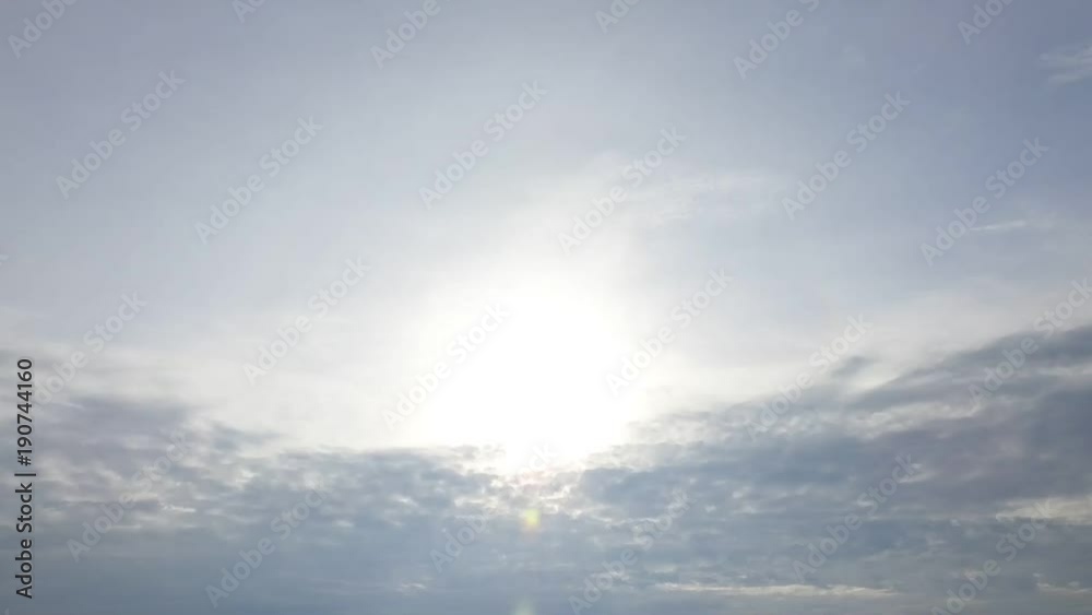 冬、細かい灰色の雲が太陽の前を流れます。タイムラプス動画 冬、細かい灰色の雲が太陽の前を流れます。タイムラプス動画