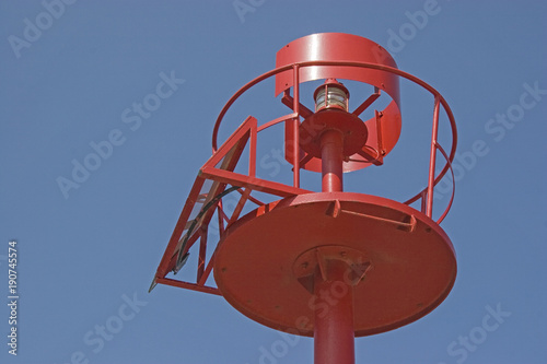 Signalturmdetail vor blauem Himmel