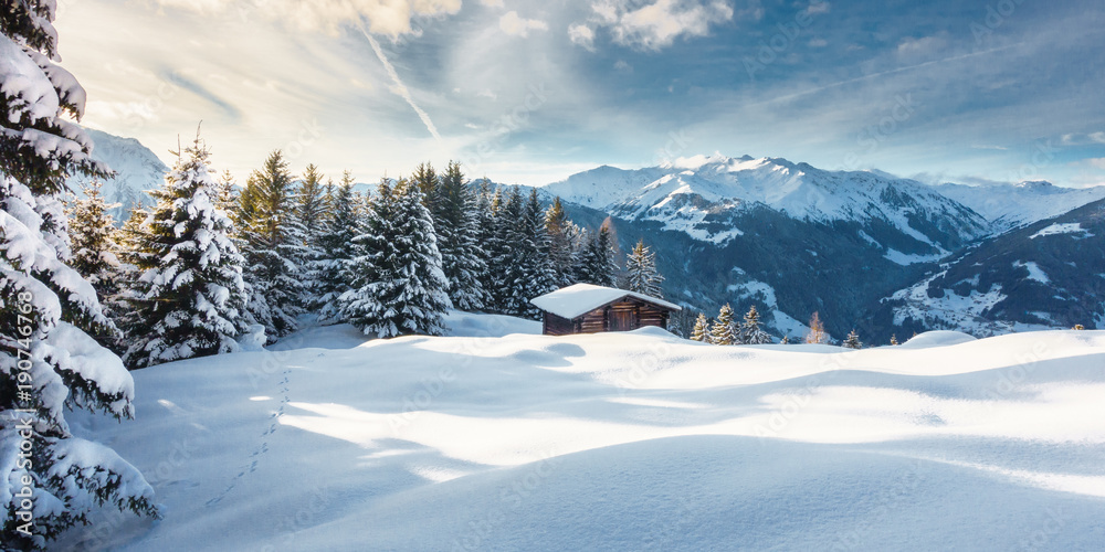 Winterpanorama mit Schihütte