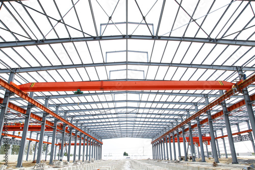Photo In the construction site, steel structure is under construction