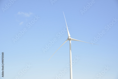 風力発電の風車 © Kazcamera