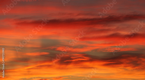 Fototapeta Naklejka Na Ścianę i Meble -  Atardecer con nubes anaranjadas