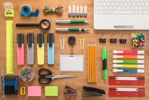Foto School office supplies on a desk