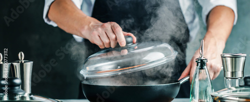 Koch in der küche (Pfanne mit Rauch)
