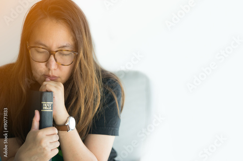 Fotografia woman praying on holy bible in the morning