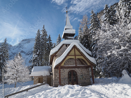 Kapelle am Pragser WIldsee im Winter