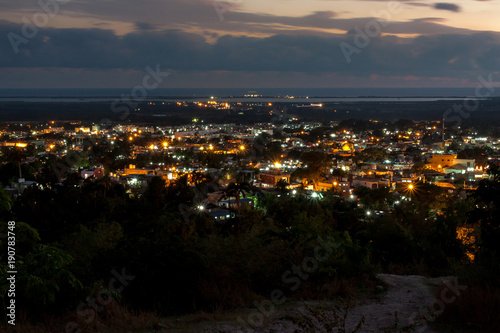 Trinidad /Kuba bei Nacht von einem Berg fotografiert
