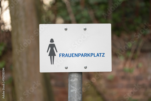 Frauen Parkplatz