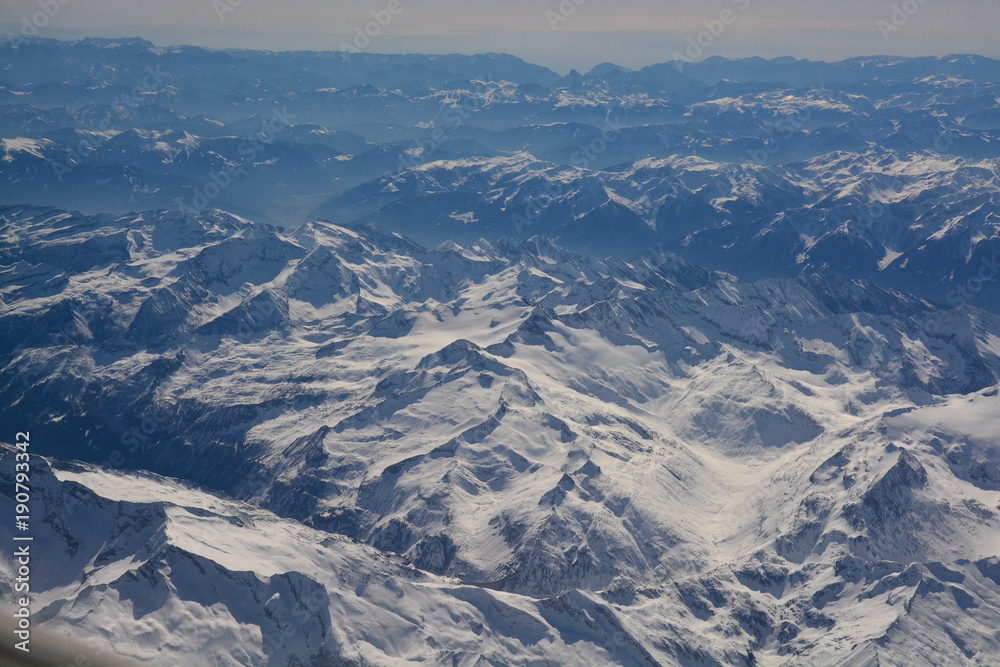 Flug über die Alpen mit Blick bis zum Mittelmeer