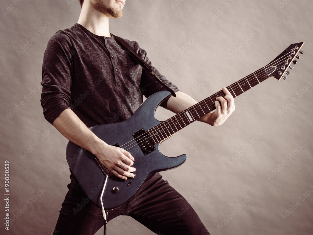 Obraz premium Male hands playing electric guitar