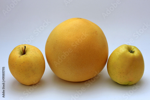 Fotografie tasty ripe apples and citrus