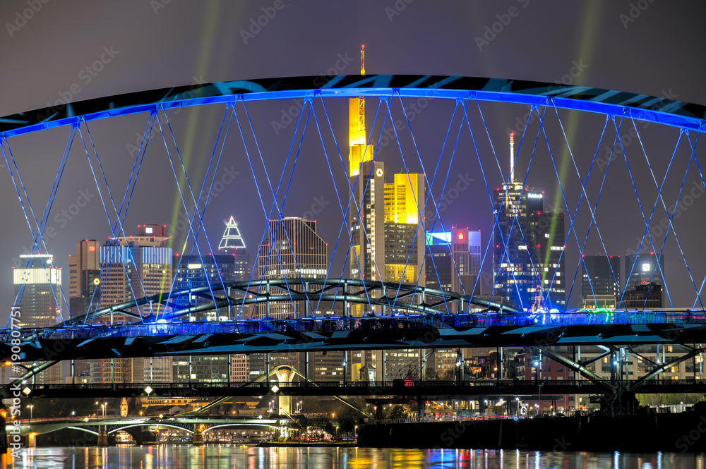 Die Neue Osthafenbrücke in Frankfurt am Main bei Nacht mit der Skyline im Hintergrund