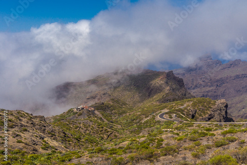 Dichte Wolken über dem schroffen Teno-Gebirge auf Teneriffa