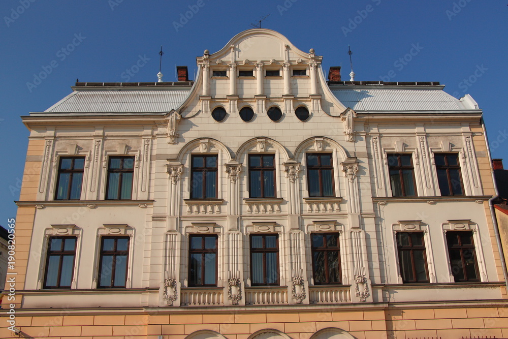 Zabytkowy budynek Poczty w Cieszynie (Polska, województwo śląskie) wybudowany w 1909 roku w stylu secesyjnym. Zabytkowy budynek Poczty w Cieszynie (Polska, województwo śląskie) wybudowany w 1909 roku w stylu secesyjnym.