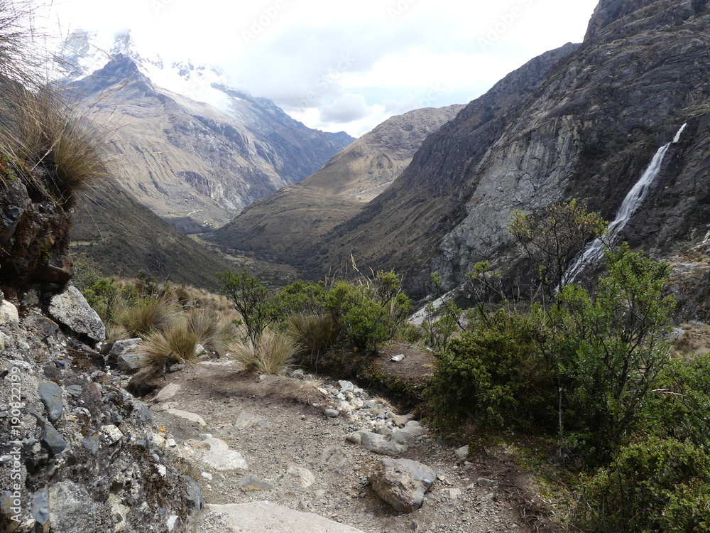 Obraz premium Randonnée Laguna 69 à Huaraz dans la Cordillère des Andes au Pérou