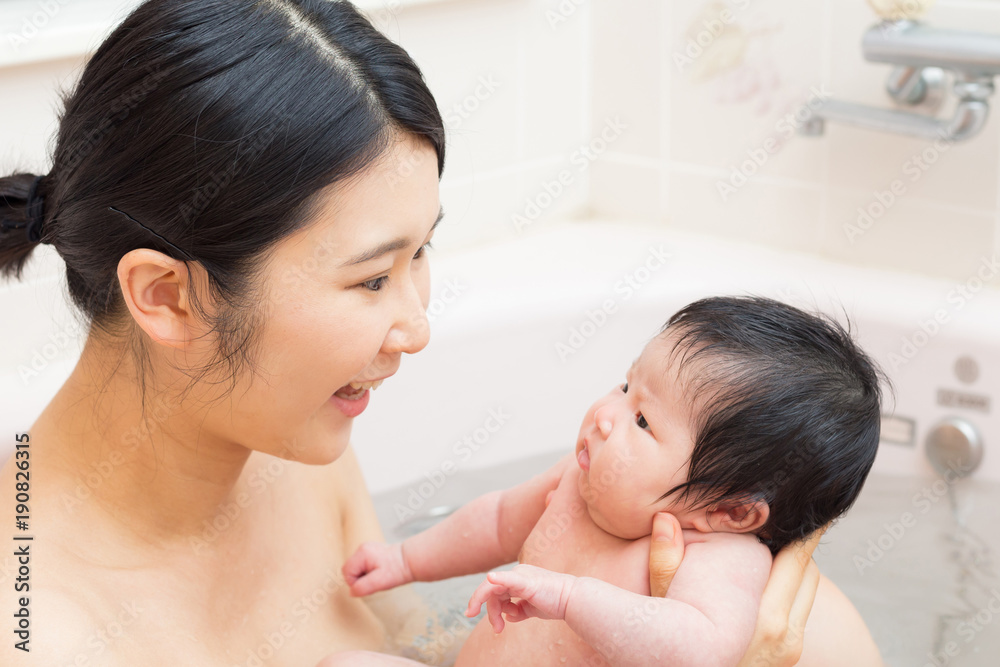 お風呂 赤ちゃん お母さん Stock 写真 Adobe Stock
