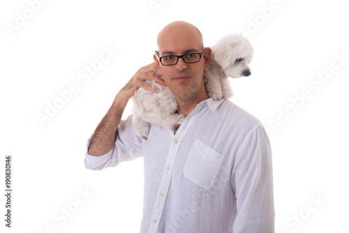 Foto portrait of man with glasses holding maltese dog on his neck, isolated