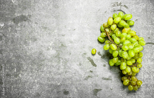 bunch of green grapes.