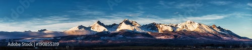 Plakat Panoramiczny strzał zimy góry krajobraz podczas zmierzchu. Wysokie Tatry, Słowacja, z Popradu