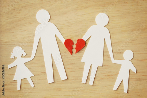 Fotografía Paper chain family cut-out with broken heart - Divorce and broken family concept
