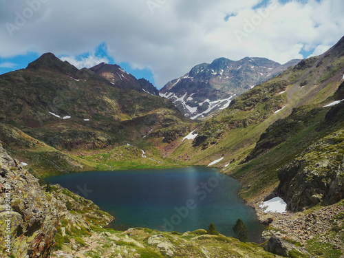 Fototapeta Naklejka Na Ścianę i Meble -  lago entre montañas