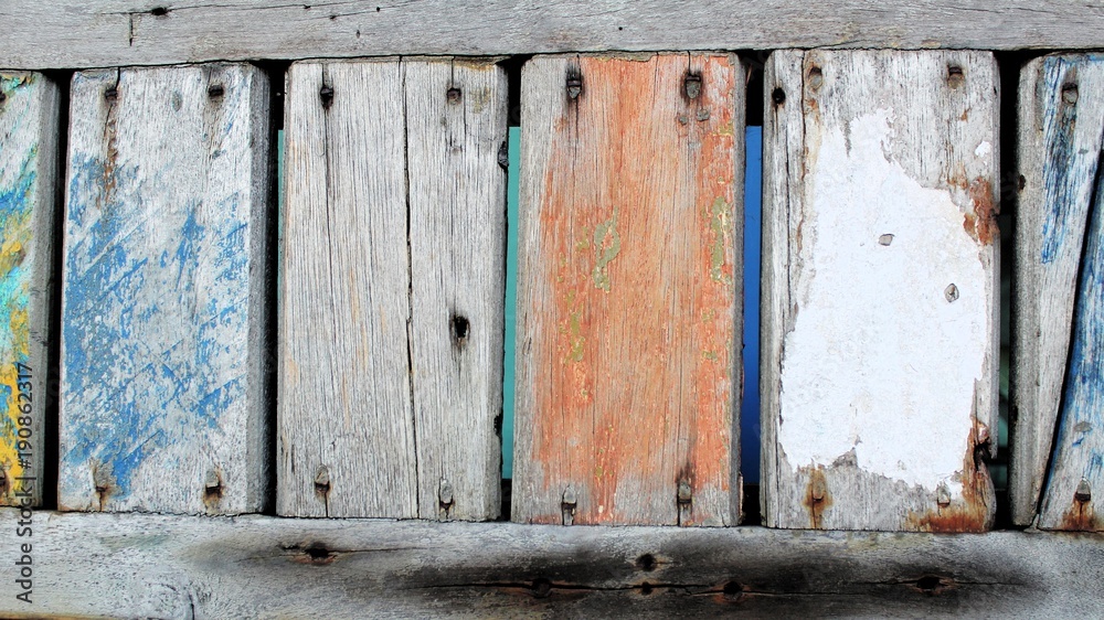 Rückenlehne einer alten Holzbank mit Farbe, die abblättert Rückenlehne einer alten Holzbank mit Farbe, die abblättert