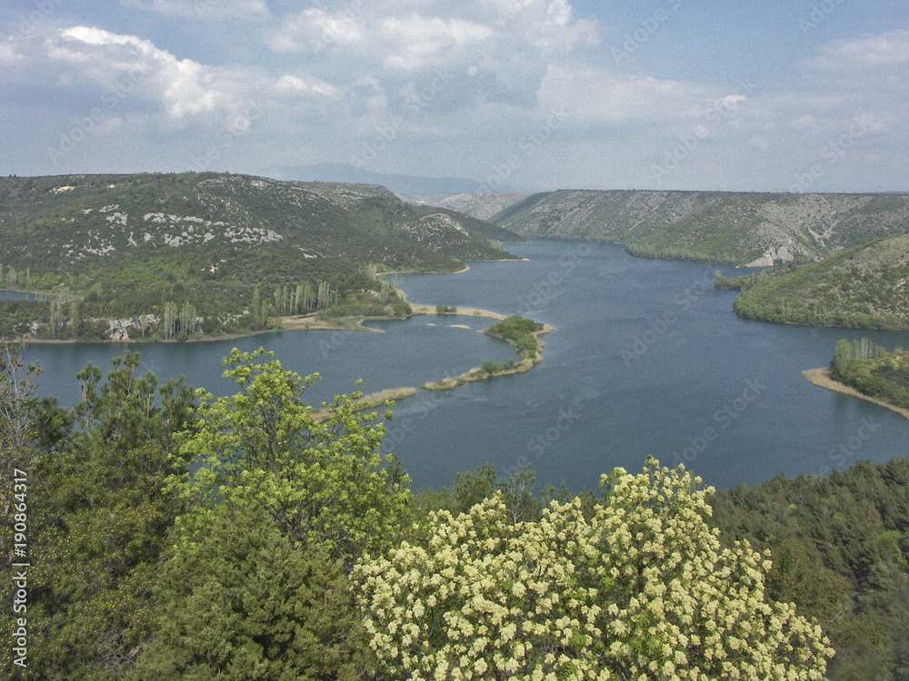 Der See Visovacko jezero in Kroatien