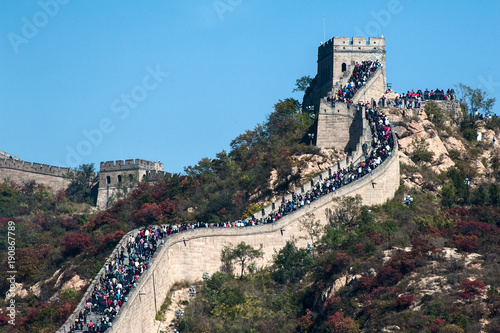 Valokuvatapetti Crowd tourists visit Badaling Great Wall in autumn, Beijing