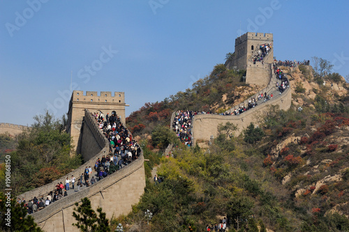 Konstfotografi Crowd tourists visit Badaling Great Wall in autumn, Beijing